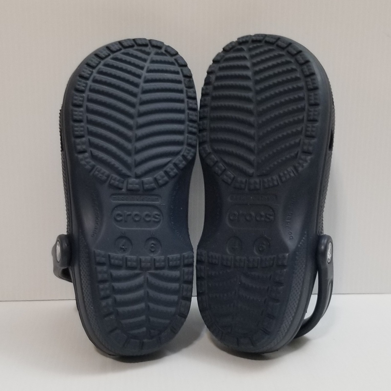 Crocs Unisex Navy Blue Classic Clogs Sandals Sz Men 4 Women 6 Slip On Water Shoe
