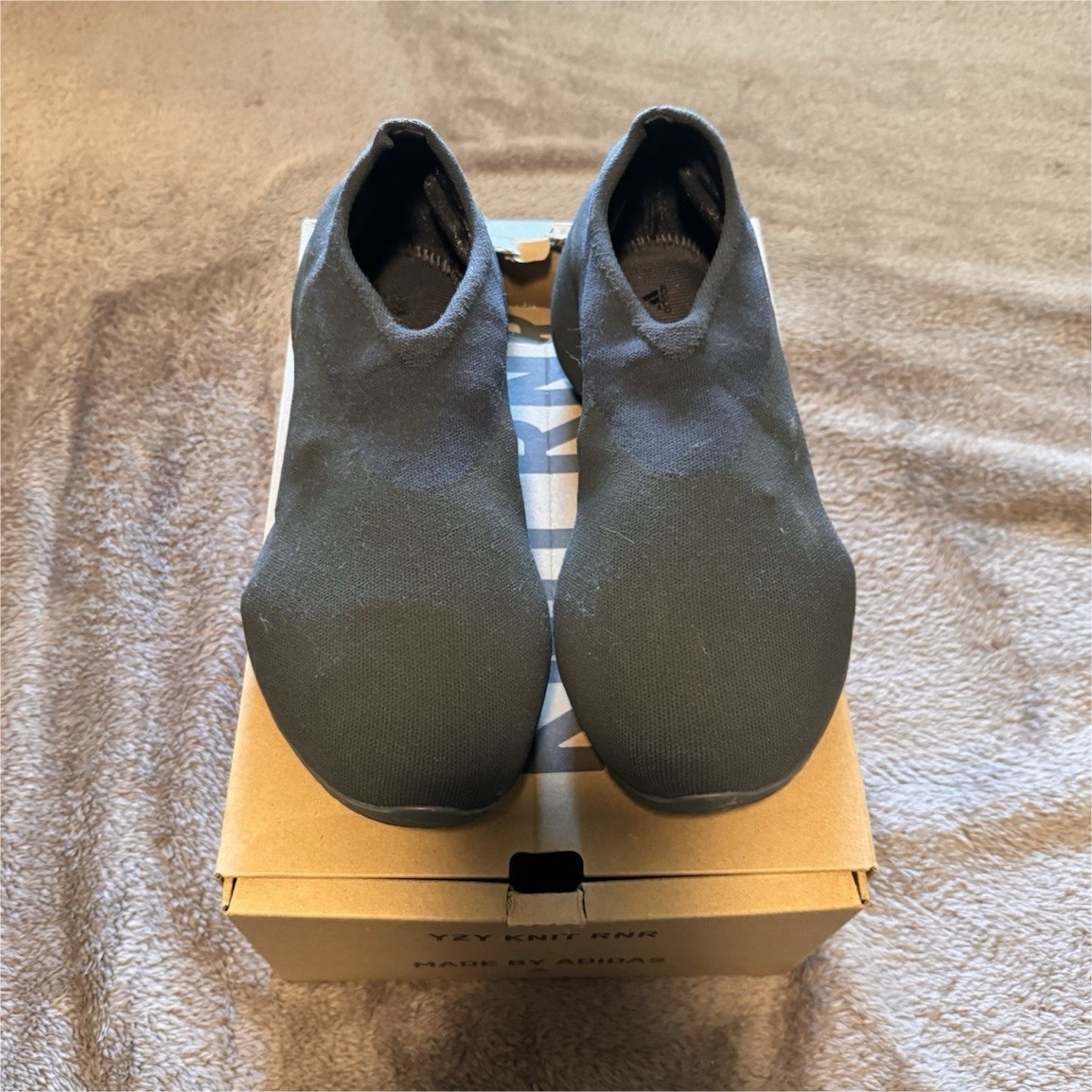 adidas Yeezy Knit Runner Stone Onyx Men’s Pull-On Mid Top Knit IG7831