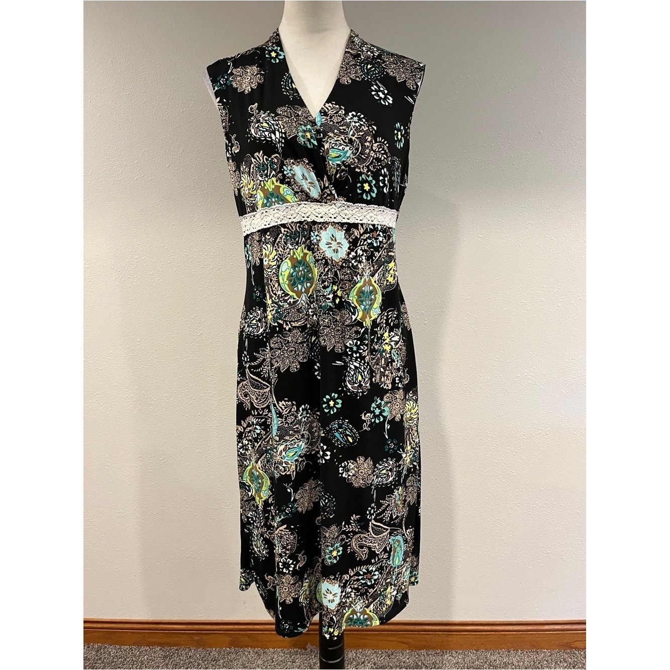 Sleeveless Black Floral V-Neck Dress with Lace Waist