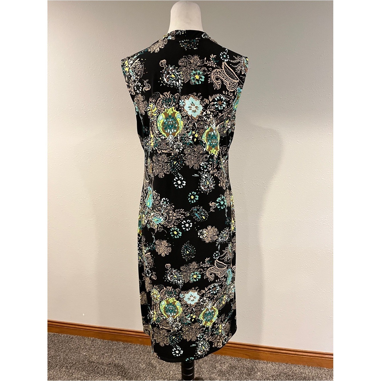 Sleeveless Black Floral V-Neck Dress with Lace Waist