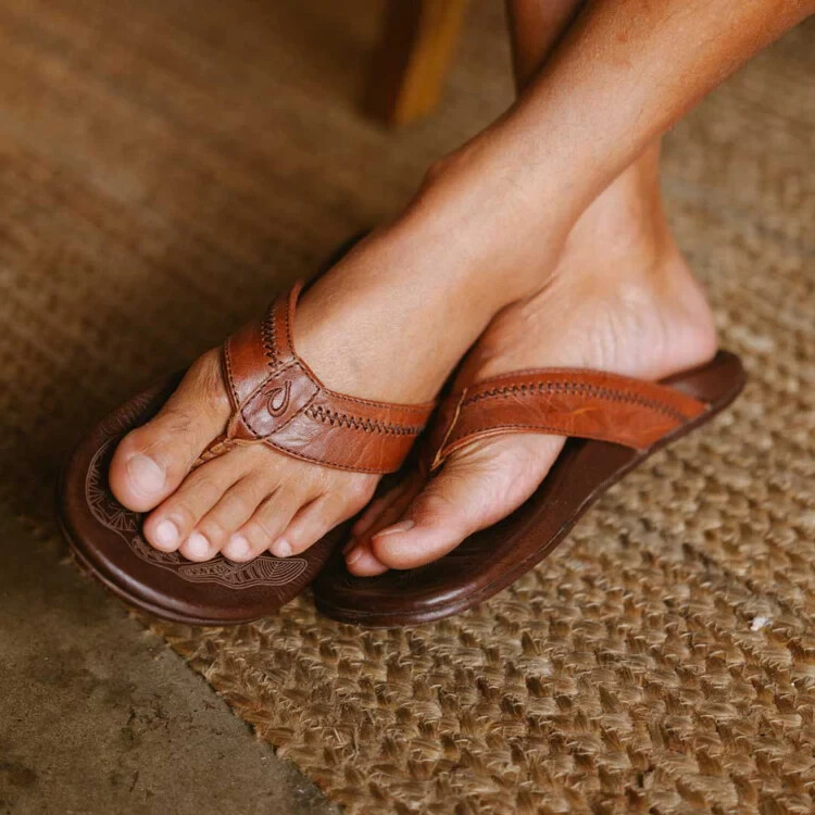 Olukai Men’s Size 11 Hiapo Flip Flop Comfort Beach Outdoor Sandals-Rum/Dark Wood