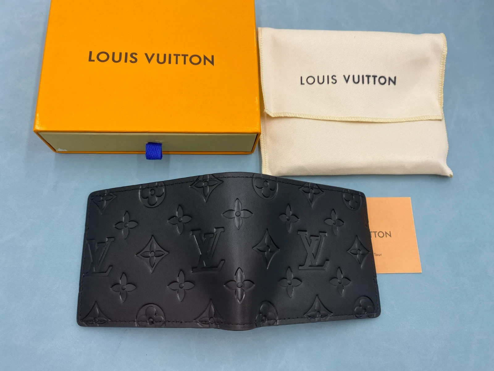 Louis Vuitton Black Bifold Men’s Wallet Folding Credit Card Logo Accent Solid