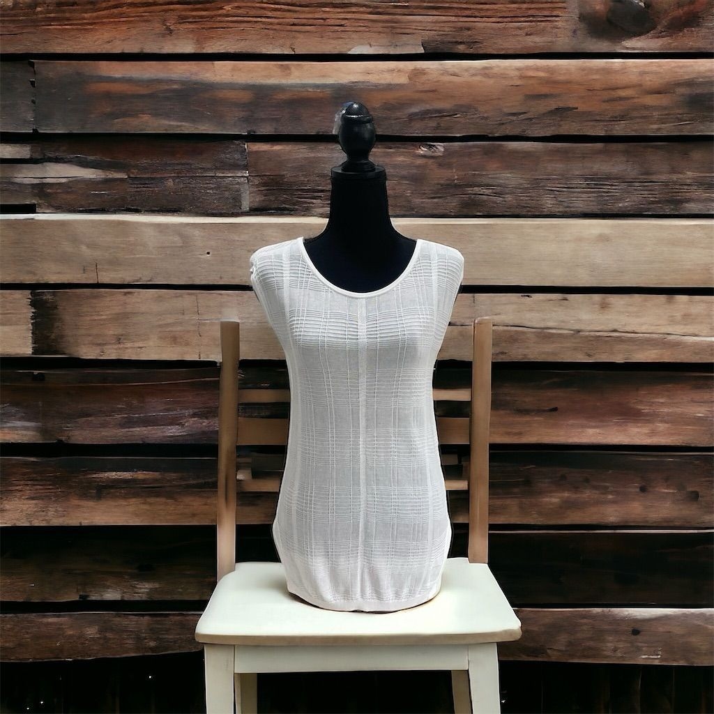 TROUVÉ Women’s XS White U-Neck Cropped Knit Tank Top Sleeveless Cutout Trim