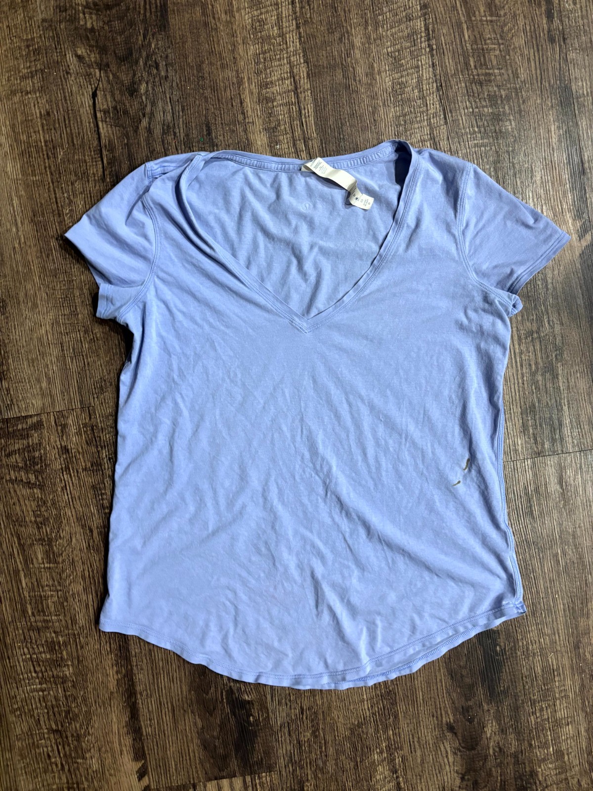 Lululemon T-Shirt Womens 8 Light Purple Cotton Stretch Logo V-Neck Rounded Hem
