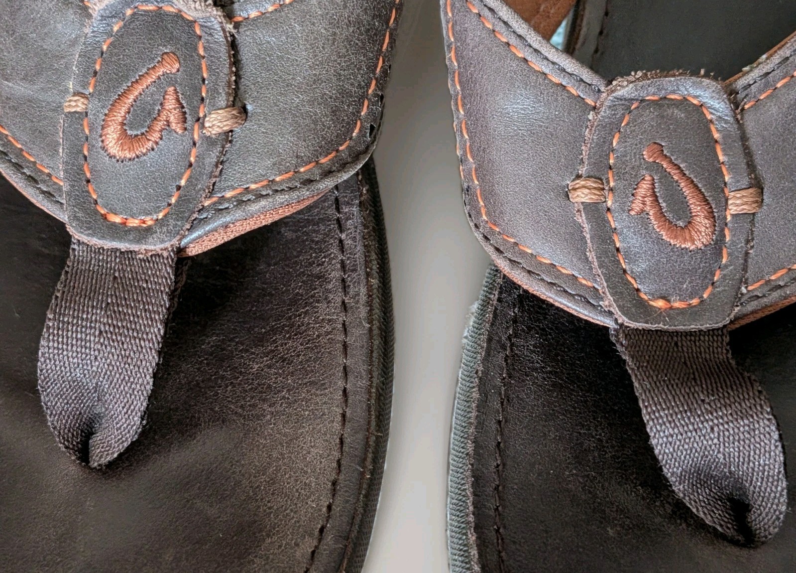 OluKai Nui Mens US 10 EU 43 Sandals Brown Leather Flip-Flops Thongs Beach