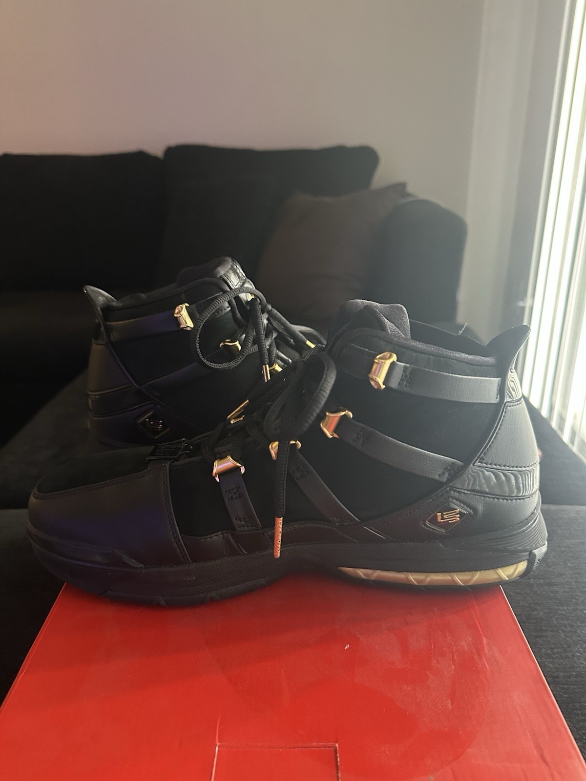 Nike Zoom LeBron 3 QS Black/Metallic Gold Mid Top Basketball AO2434-001