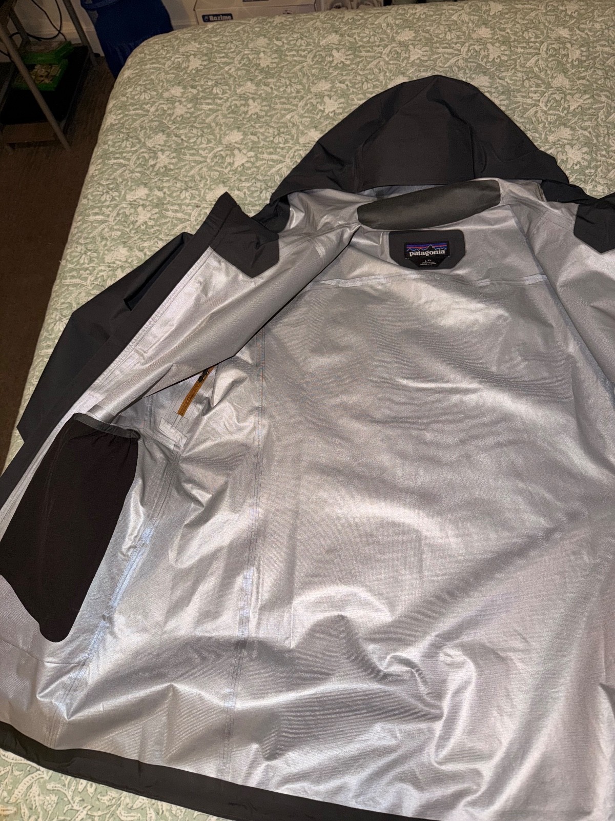 NEW PATAGONIA MENS TRIOLET Goretex Rain Snow Travel Weather Proof JACKET Mens L