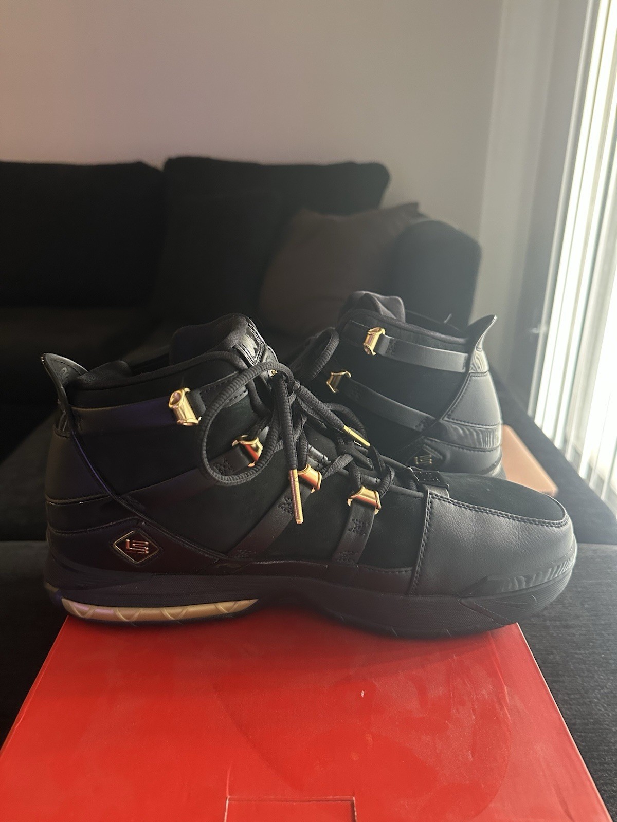 Nike Zoom LeBron 3 QS Black/Metallic Gold Mid Top Basketball AO2434-001