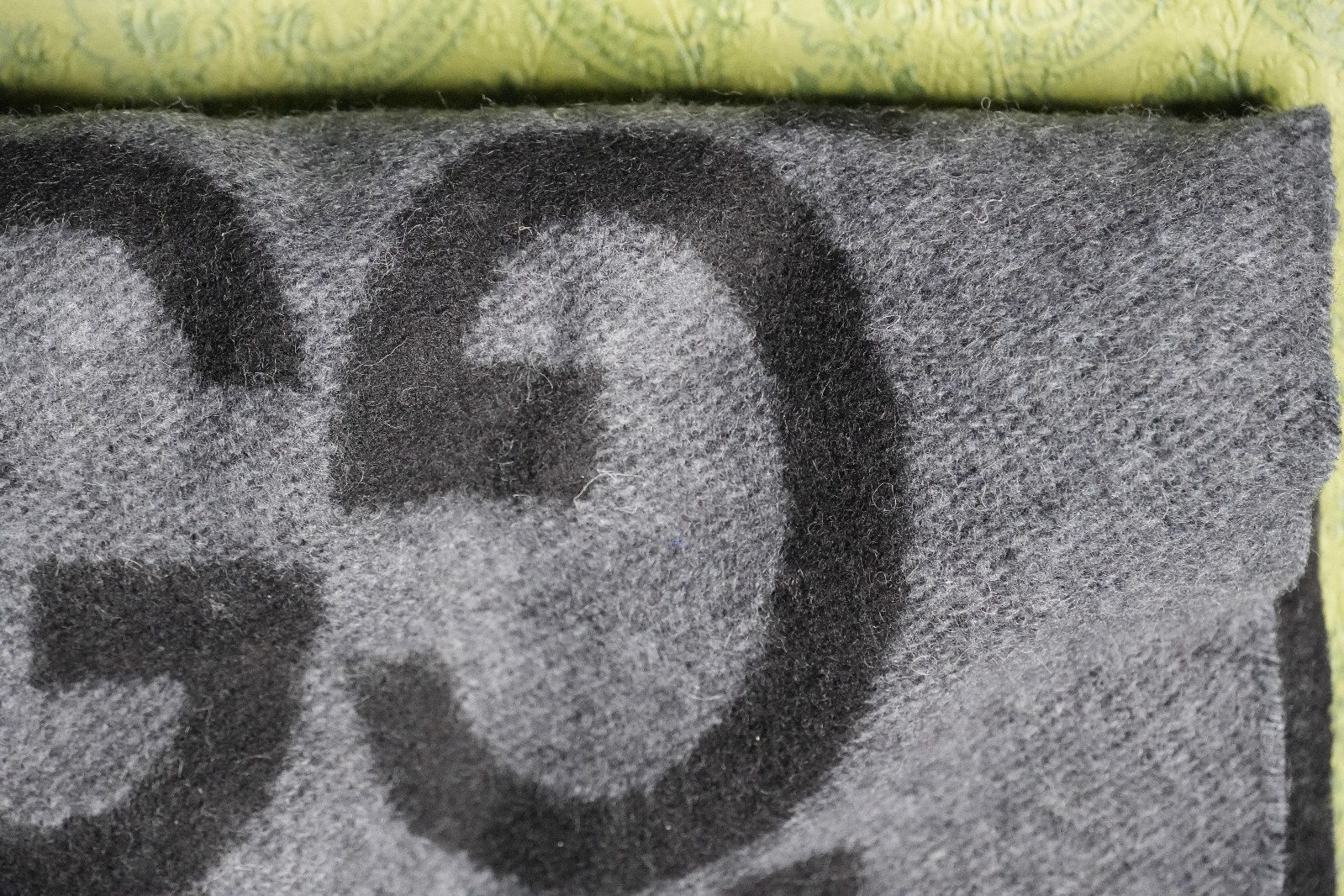 Gucci 100% Cashmere Scarf Gray Black GG Logo Italy Made 202253 13483 3G200 Rare