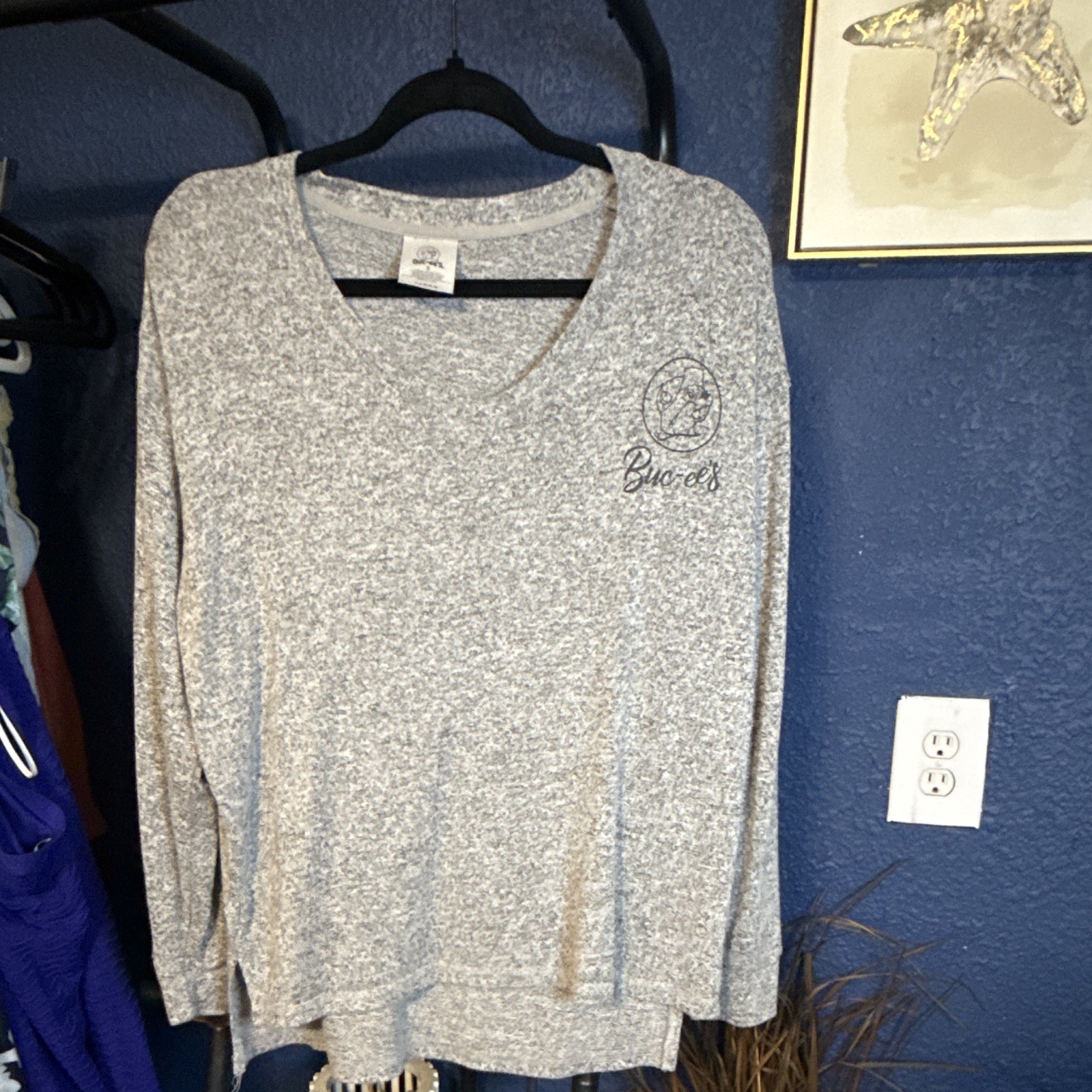 Buc-ee’s Logo V-Neck Pullover Sweatshirt S Gray Long Sleeve Buc-ee’s Beaver