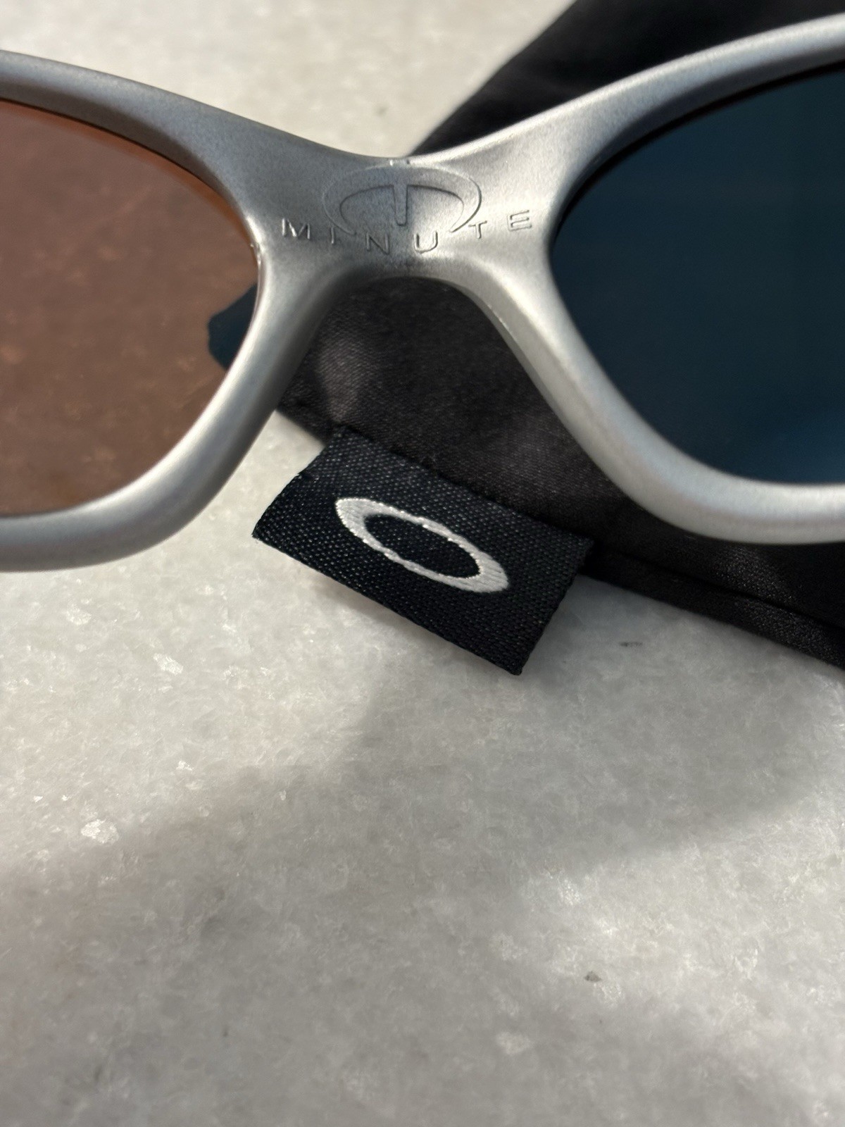 Oakley Minute 1.0 Men’s Oval Sunglasses Silver Frame Blue PRIZM Lenses