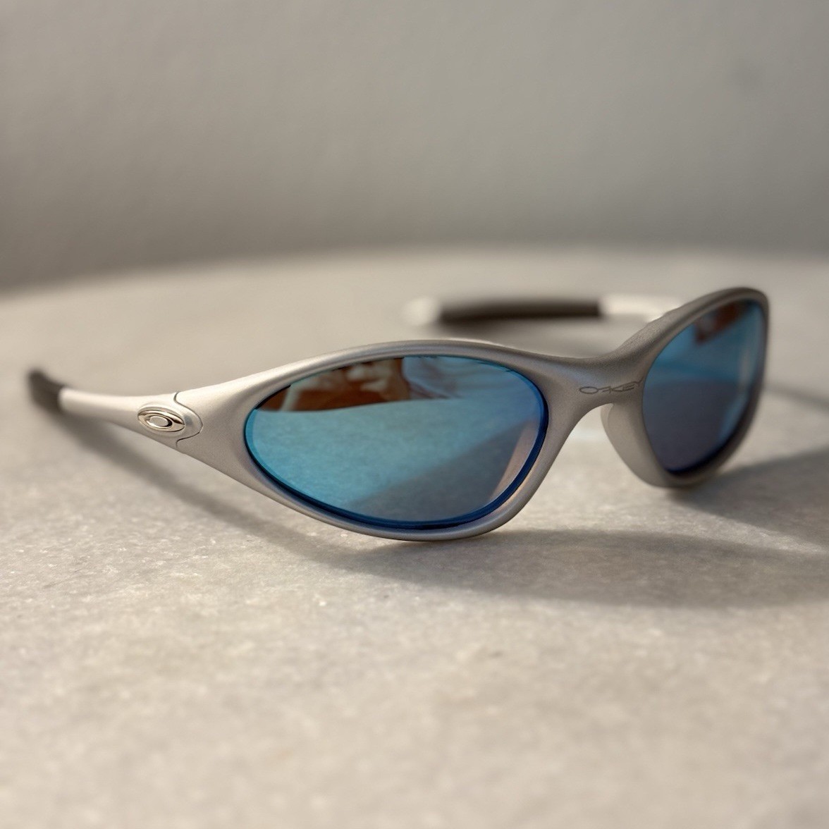 Oakley Minute 1.0 Men’s Oval Sunglasses Silver Frame Blue PRIZM Lenses