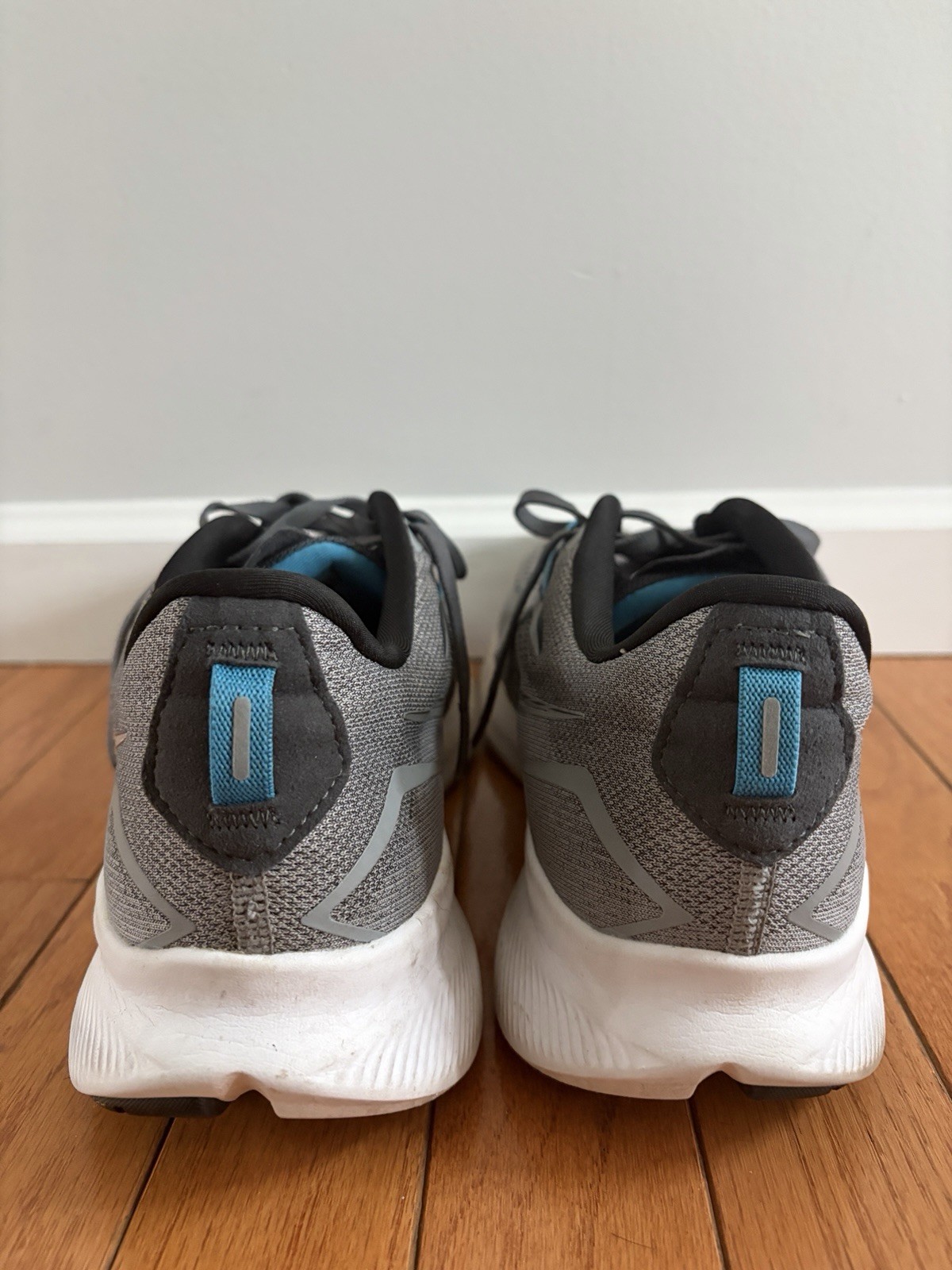 Men’s Saucony Ride 15 running sneakers size 10 wide grey and blue