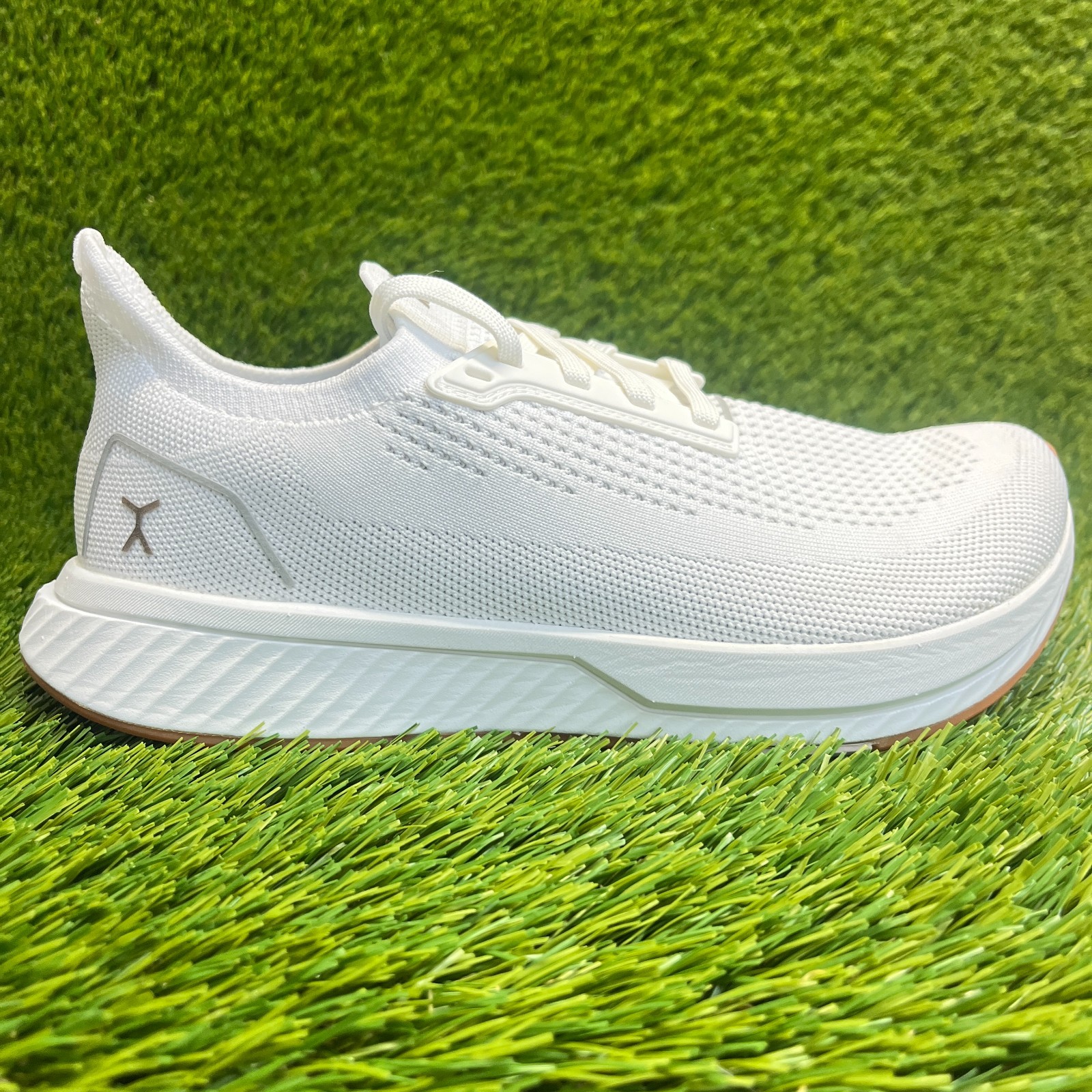 Flux Adapt Runner White Gum Womens Size 9 Mens Size 7.5 Running Athletic Shoes