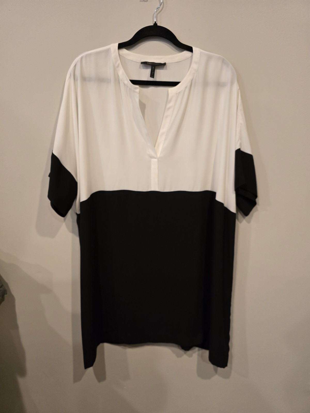 BCBGMAXAZRIA Black White Colorblock V-Neck Short Sleeve Pullover Blouse M/L