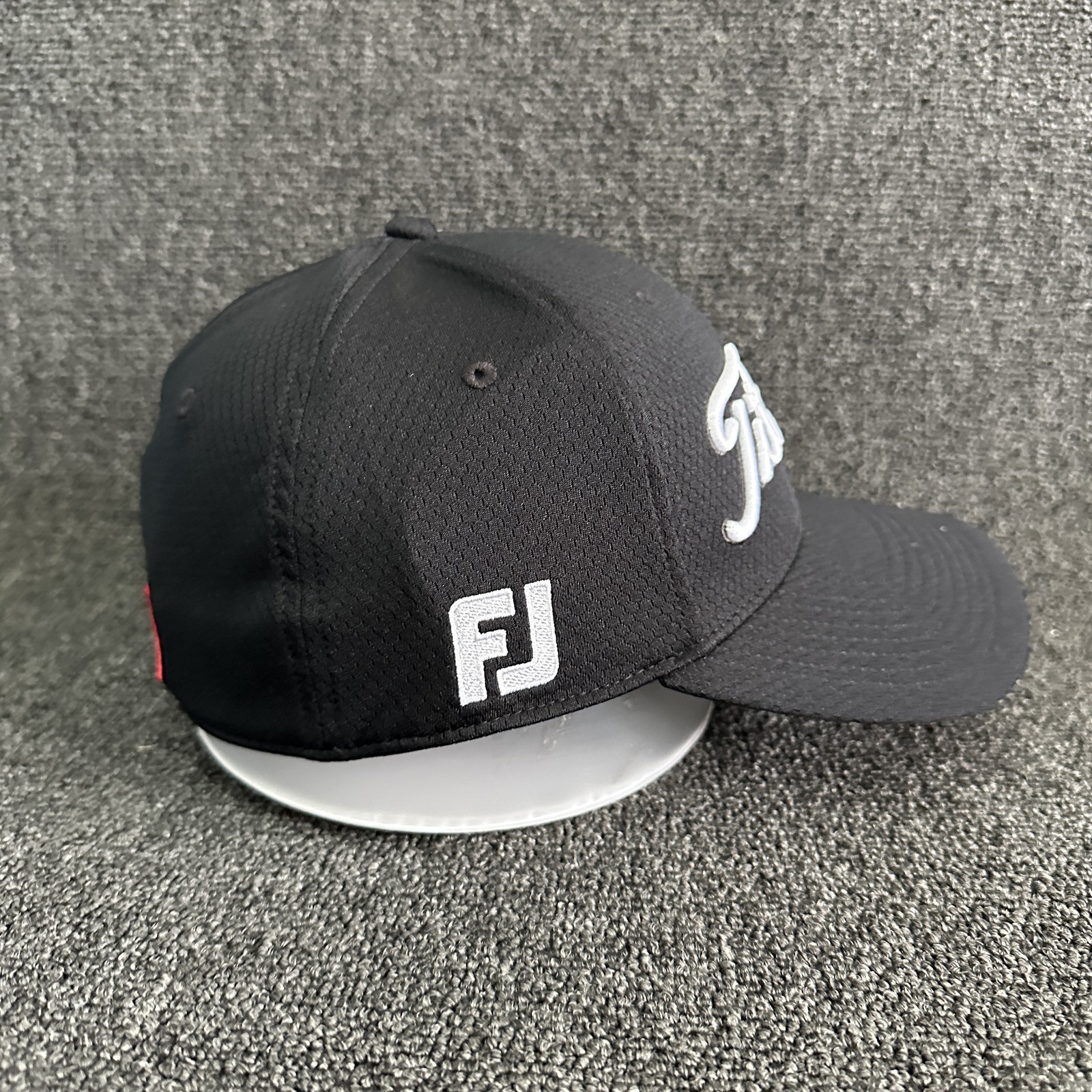 Titleist Golf Fitted Cap Black PRO V1 Curved Brim Hat Size 7 1/8